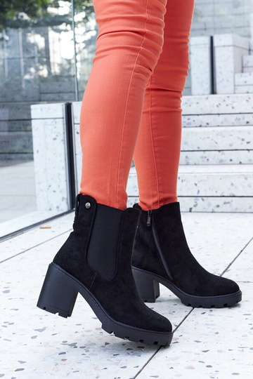 Botas aisladas negras de...