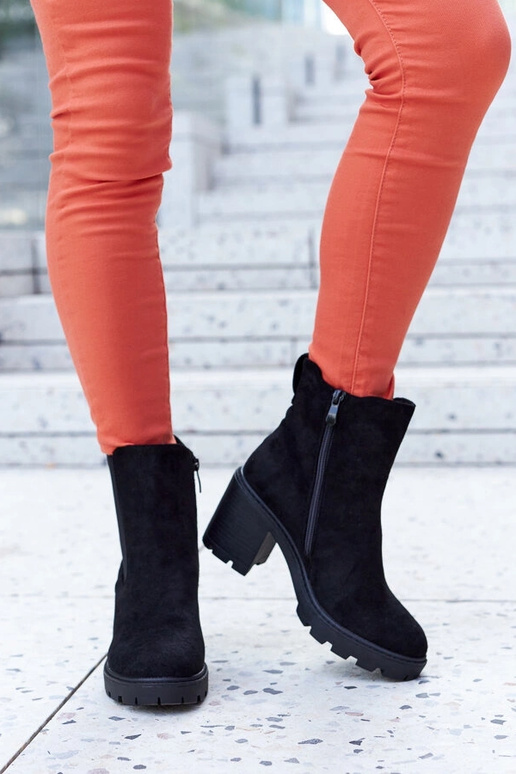 Botas aisladas negras de ante...