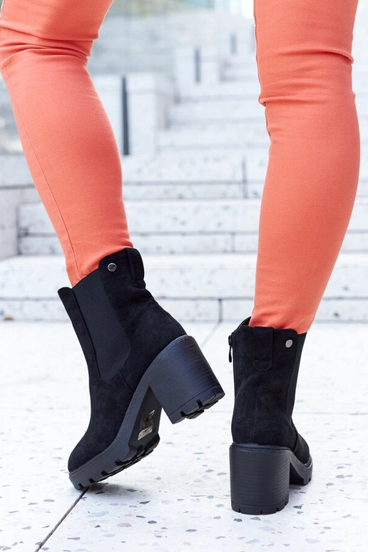 Botas aisladas negras de ante...