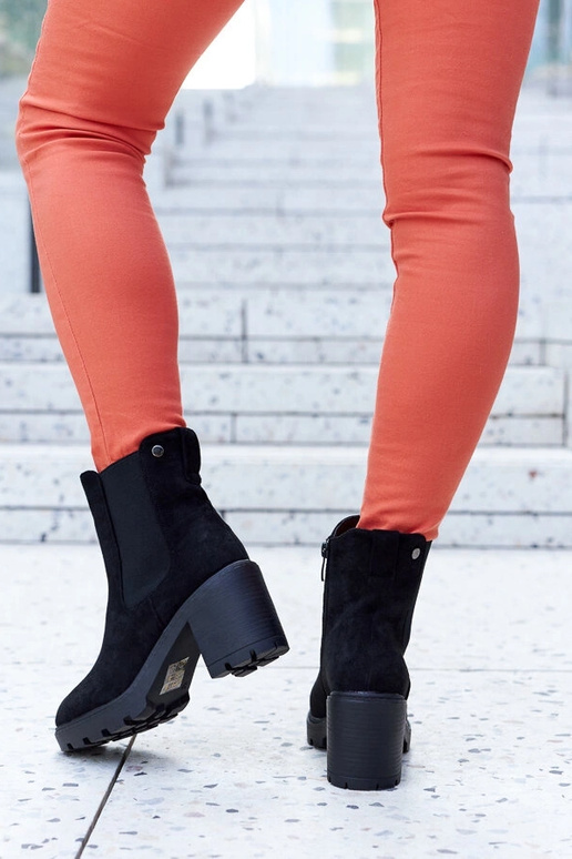 Botas aisladas negras de ante...