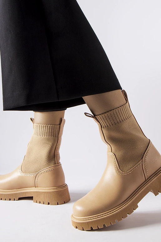 Botas de ante sintético color arena...