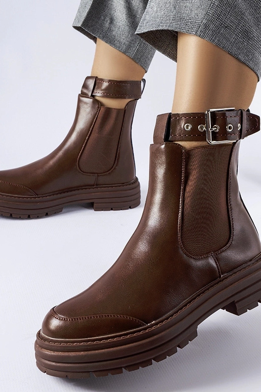 Botines marrones con cierre...