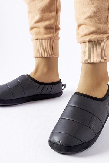 Zapatillas negras aislantes...