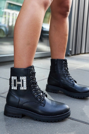 Bolso negro con circonitas...