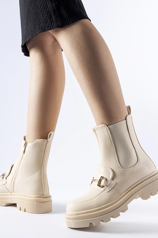 Botines beige con protector visible...