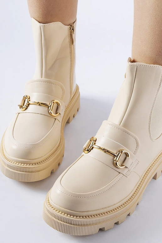 Botines beige con protector visible...