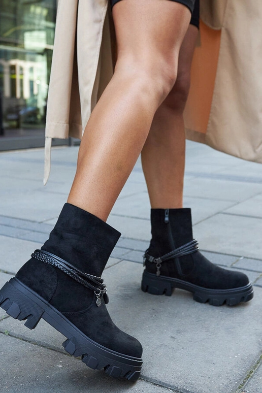 Botines negros con pulsera...