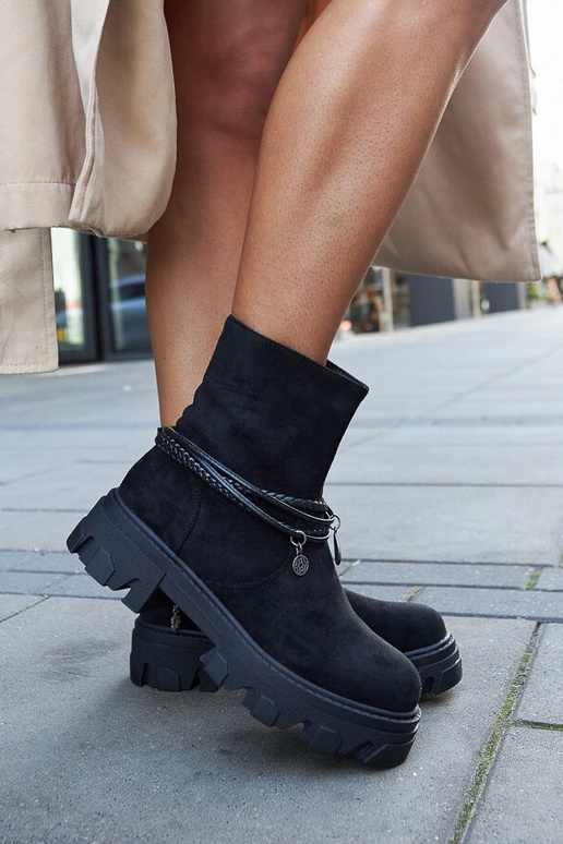 Botines negros con pulsera...