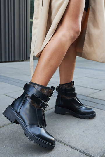 Botines negros con tira decorativa Domus