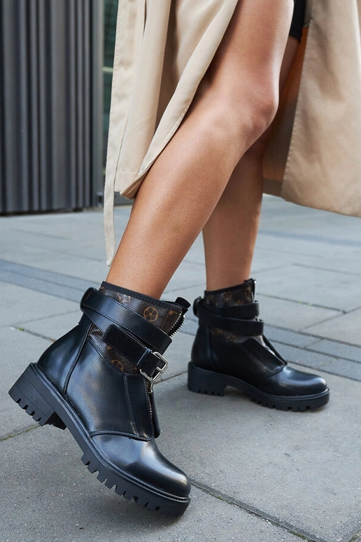 Botines negros con tira decorativa Domus