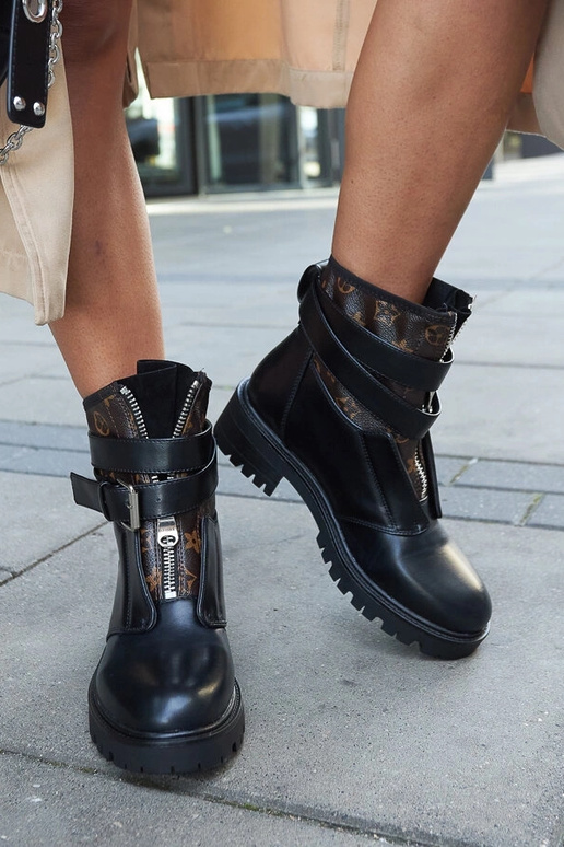 Botines negros con tira decorativa Domus