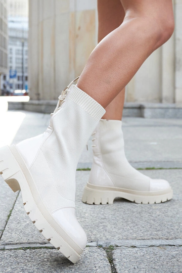 Botines Albertina de piel charol con efecto calcetín en color beige