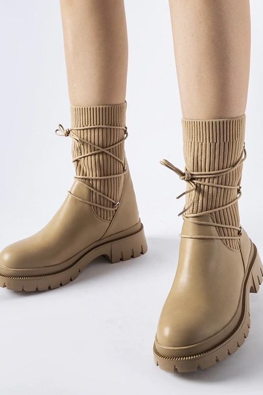 Botas tipo calcetín beige con lazos...