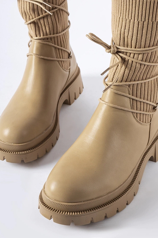 Botas tipo calcetín beige con lazos...