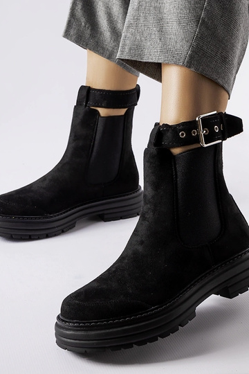 Botines negros con cierre... 2