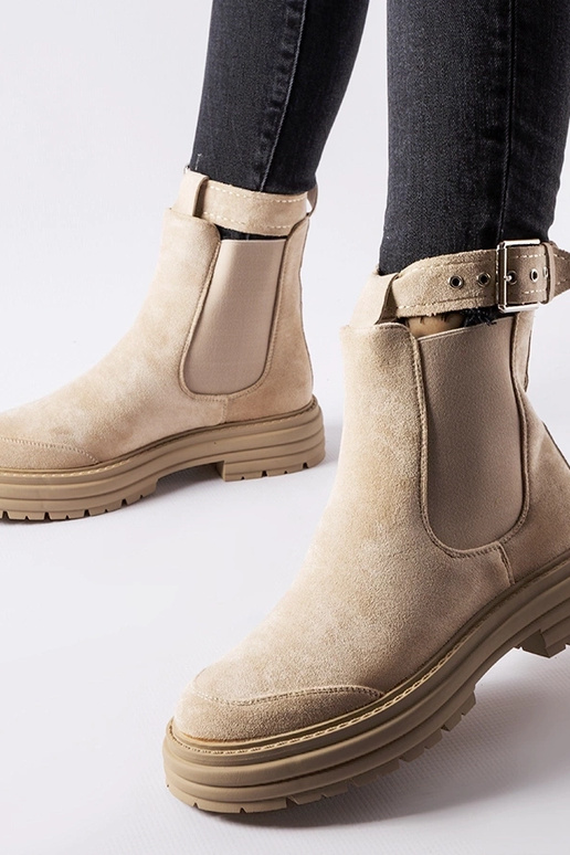 Botines beige con cierre decorativo...