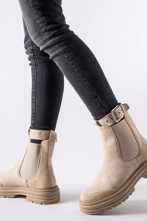 Botines beige con cierre decorativo...