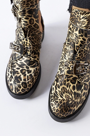 Botines con aberturas en... 2