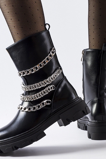 Botines negros con cadenas...