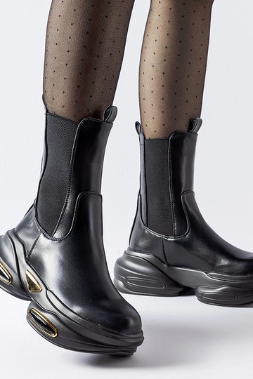 Botas negras sin cordones...