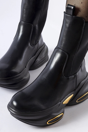 Botas negras sin cordones... 2