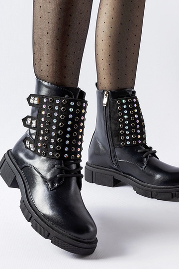 Botines negros decorados...