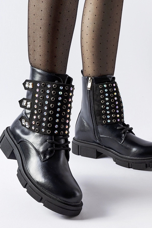 Botines negros decorados con...