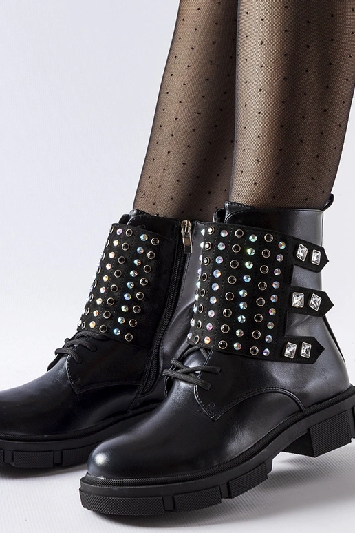 Botines negros decorados con...