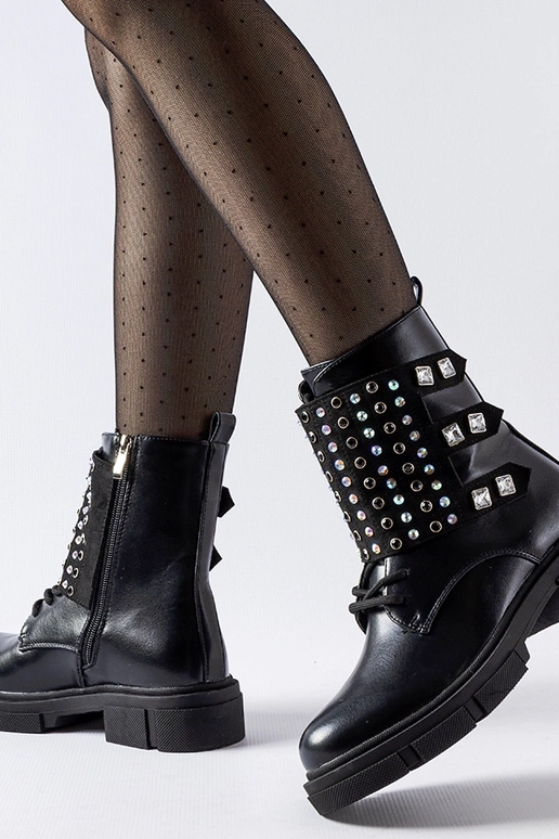 Botines negros decorados con...