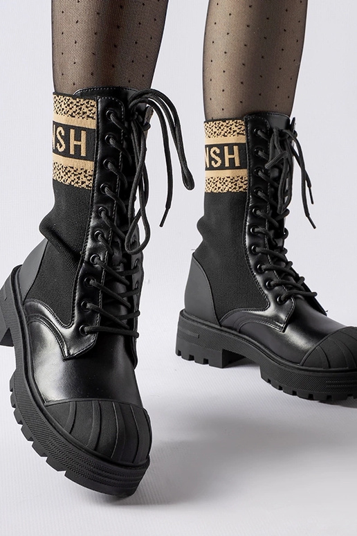 Botas negras con calcetín y letras...