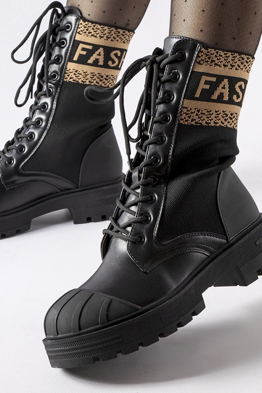 Botas negras con calcetín y letras...