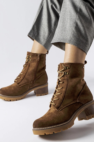 Botines con cordones...