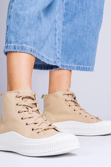 Zapatos altos color arena...