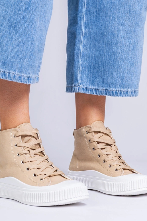 Zapatos altos color arena con... Zapatos altos color arena con...