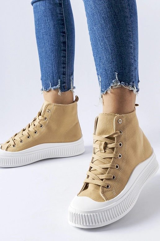 Zapatos altos color arena con... Zapatos altos color arena con...