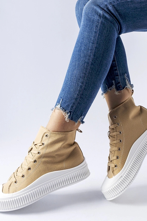 Zapatos altos color arena con... Zapatos altos color arena con...