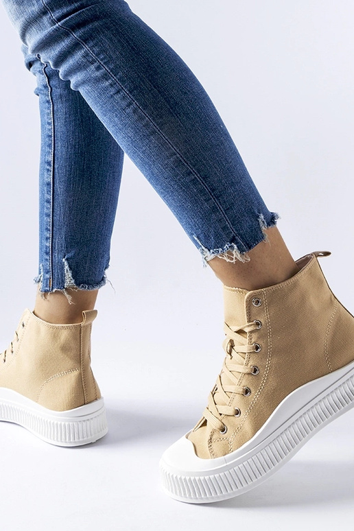 Zapatos altos color arena con... Zapatos altos color arena con...