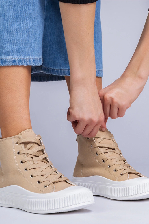 Zapatos altos color arena con... Zapatos altos color arena con...