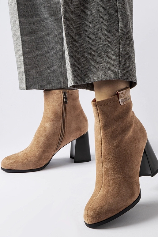 Botines elegantes color arena con...