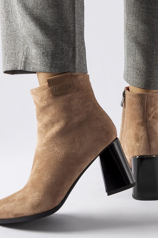 Botines elegantes color arena con...