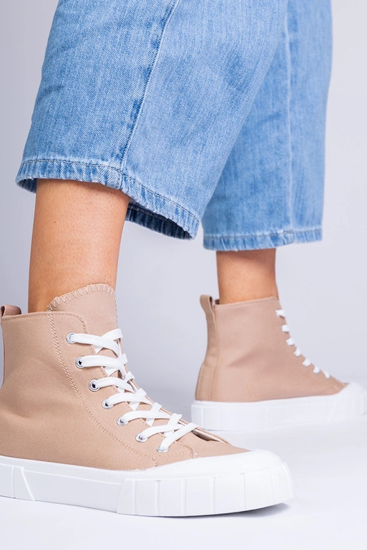 Zapatos marrones por encima del... Zapatos marrones por encima del...