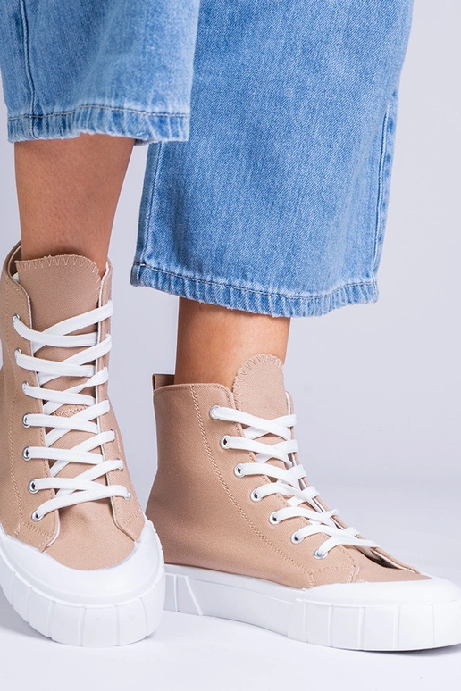 Zapatos marrones por encima del... Zapatos marrones por encima del...