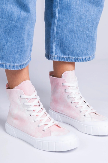 Zapatos rosas por encima...