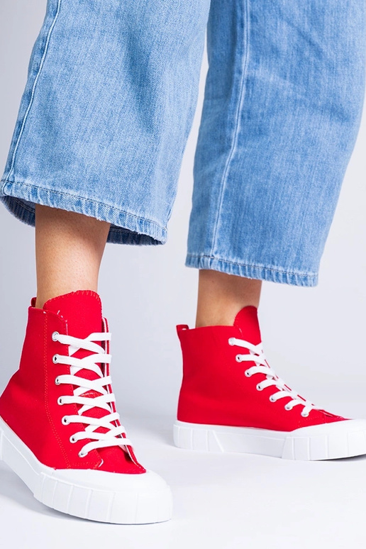 Zapatos rojos por encima del tobillo,... Zapatos rojos por encima del tobillo,...