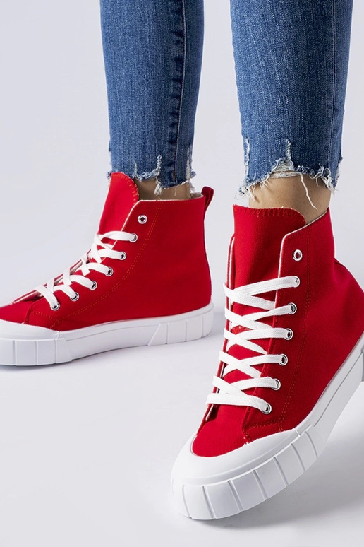 Zapatos rojos por encima del tobillo,... Zapatos rojos por encima del tobillo,...