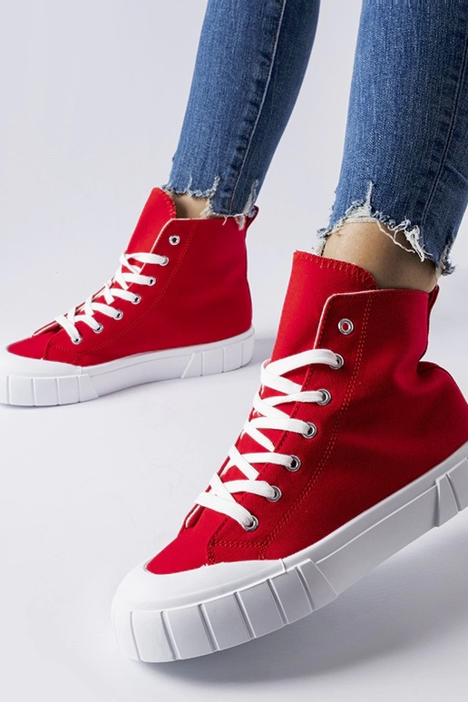 Zapatos rojos por encima del tobillo,... Zapatos rojos por encima del tobillo,...