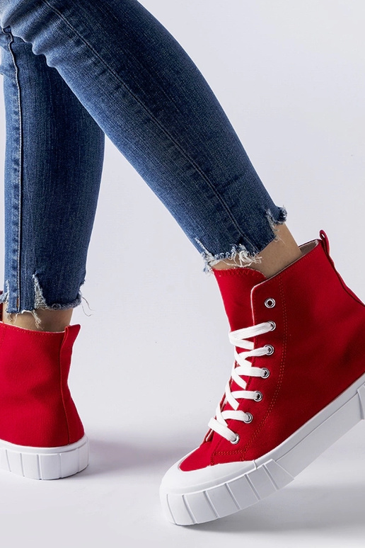 Zapatos rojos por encima del tobillo,... Zapatos rojos por encima del tobillo,...