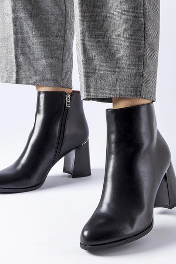 Botines negros aislantes con tacón decorativo Clivi