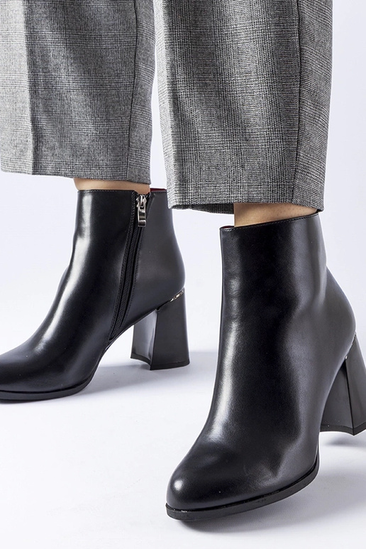 Botines negros aislantes con tacón...