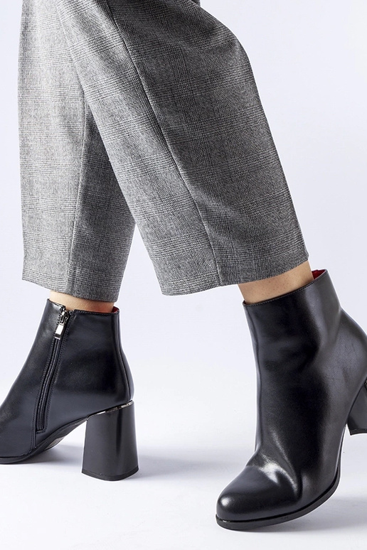 Botines negros aislantes con tacón...